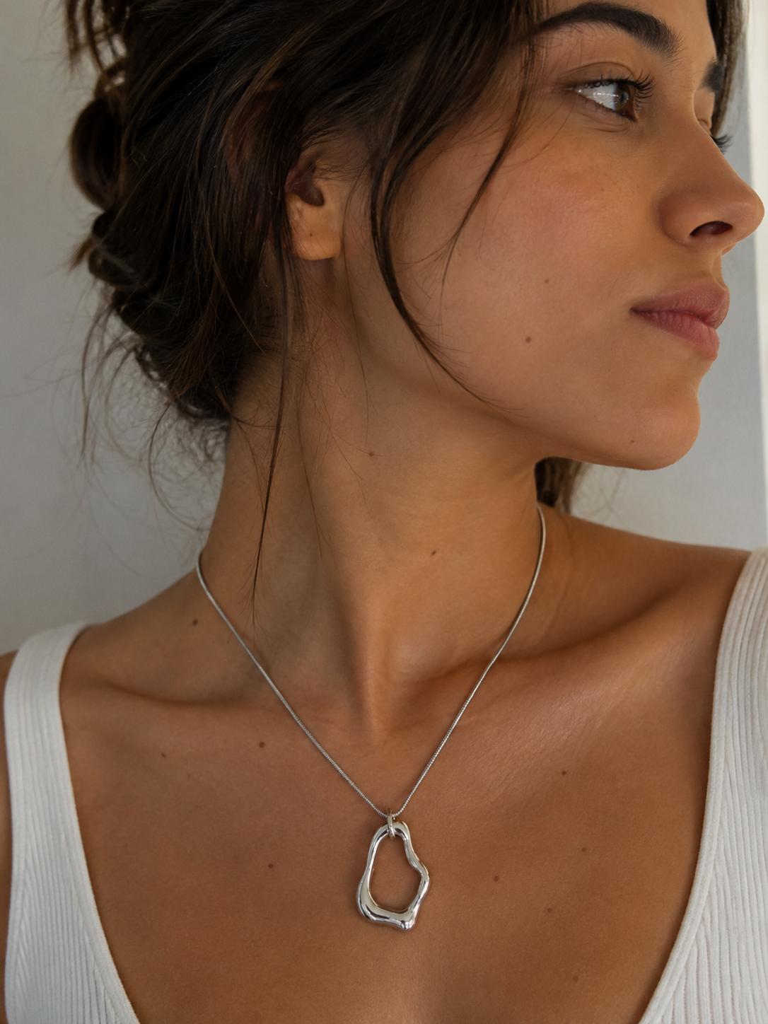 Collar círculo irregular plateado