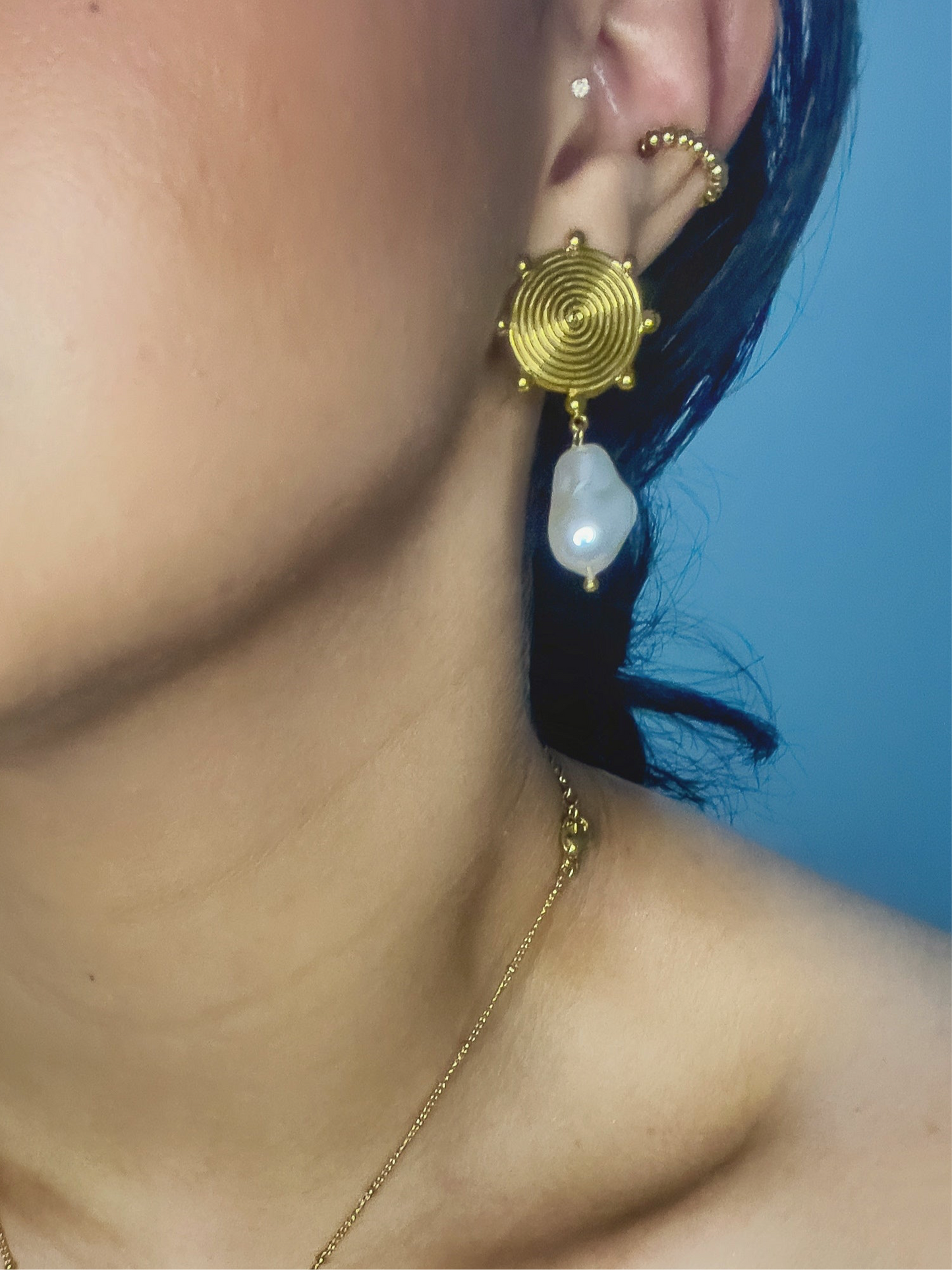 Ear cuff bolitas