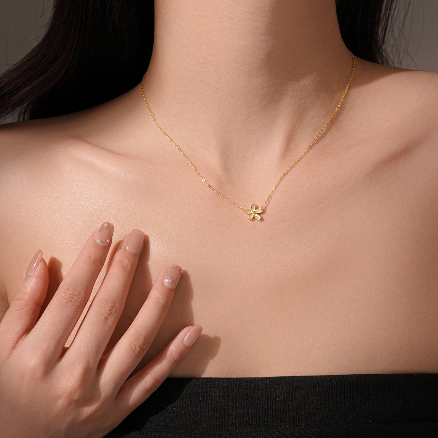 Collar flor dorada