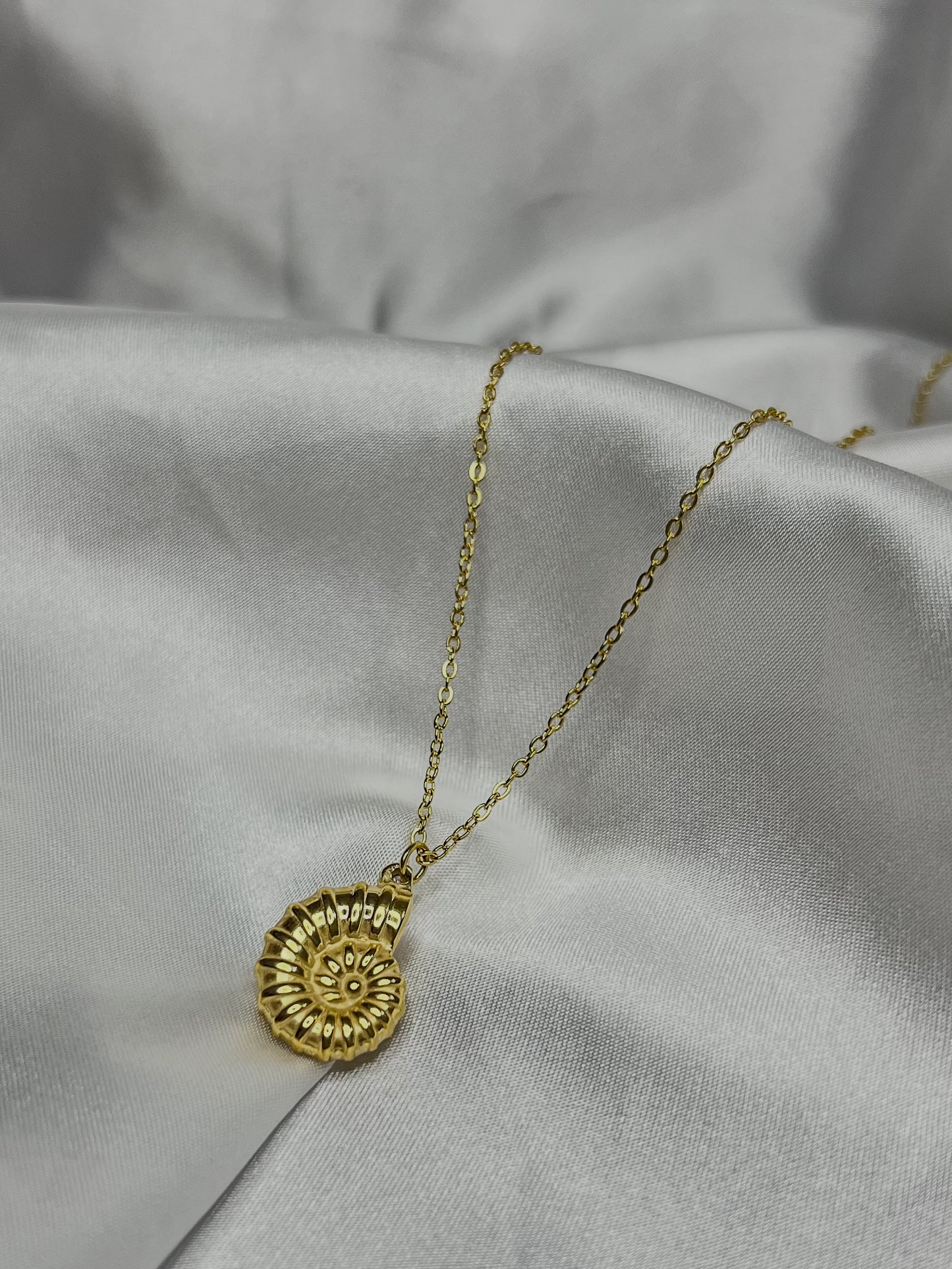 collar con dije dorado de concha de mar como el de ariel la sirenita