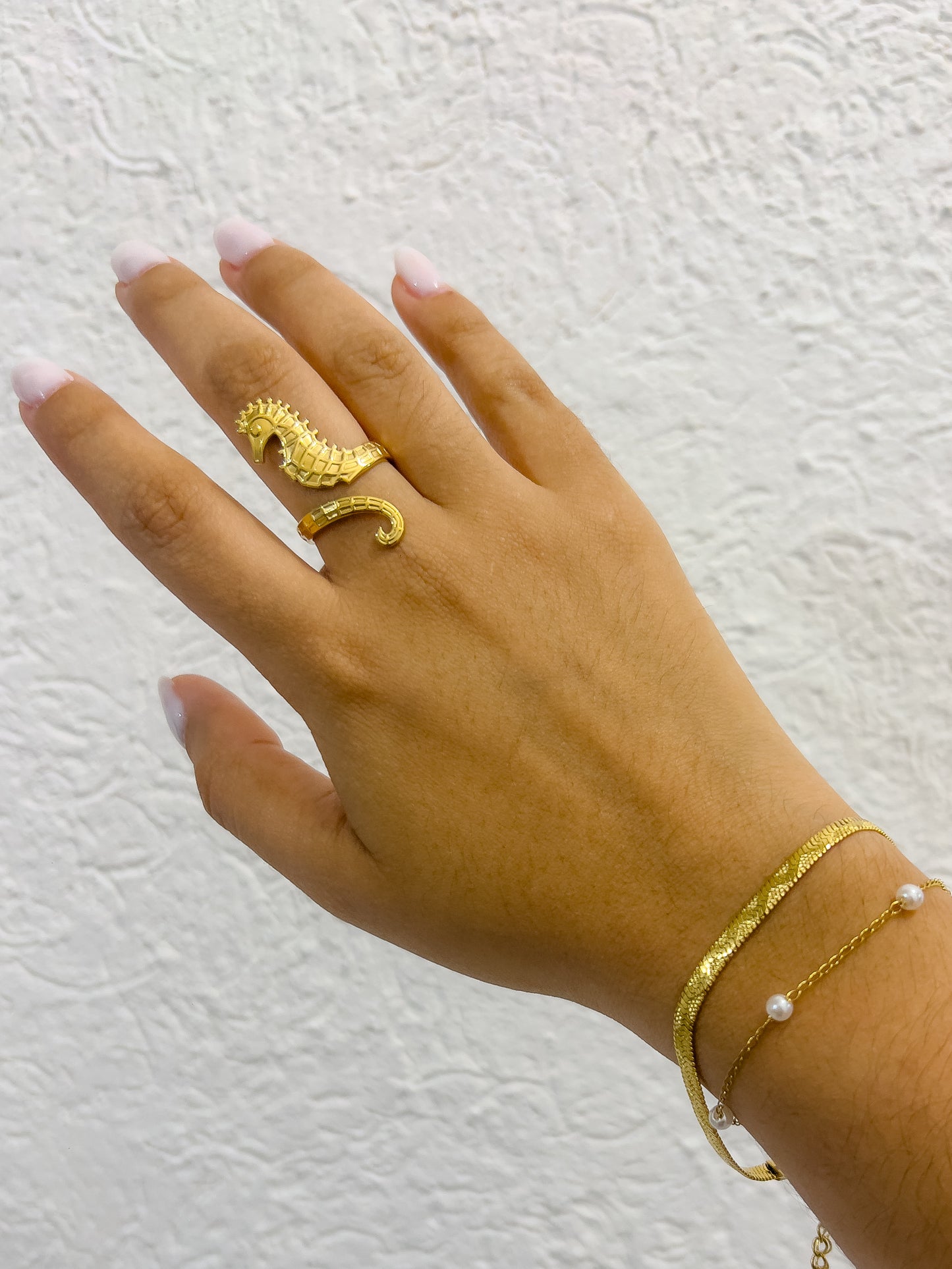 Pulsera delgada con perlas
