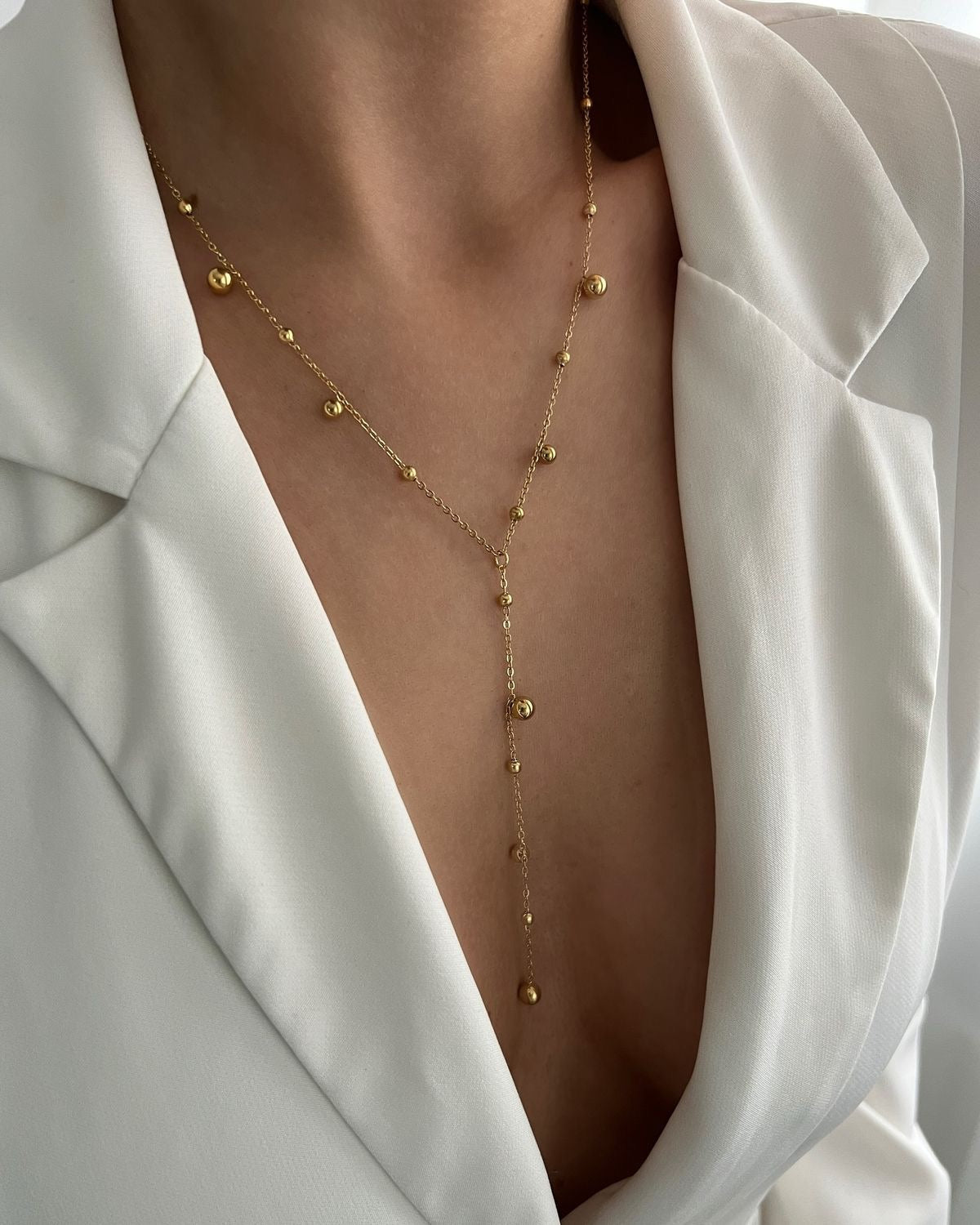 Corbatín de bolitas dorado