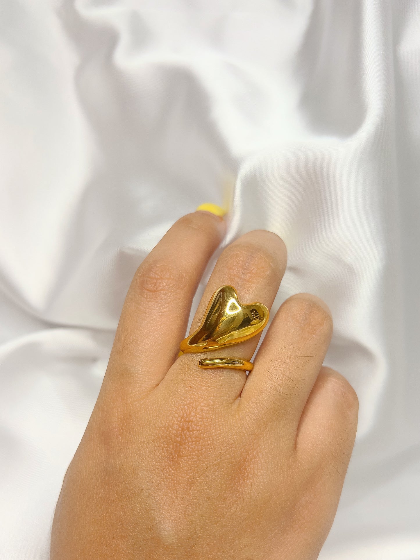 Anillo en forma de corazón en color dorado en tendencia 