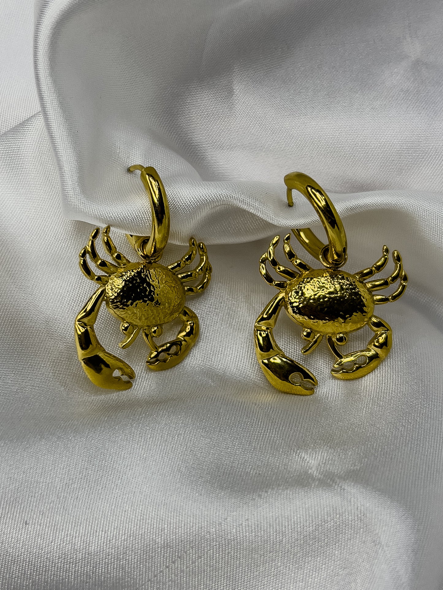 aretes de cangrejos dorados