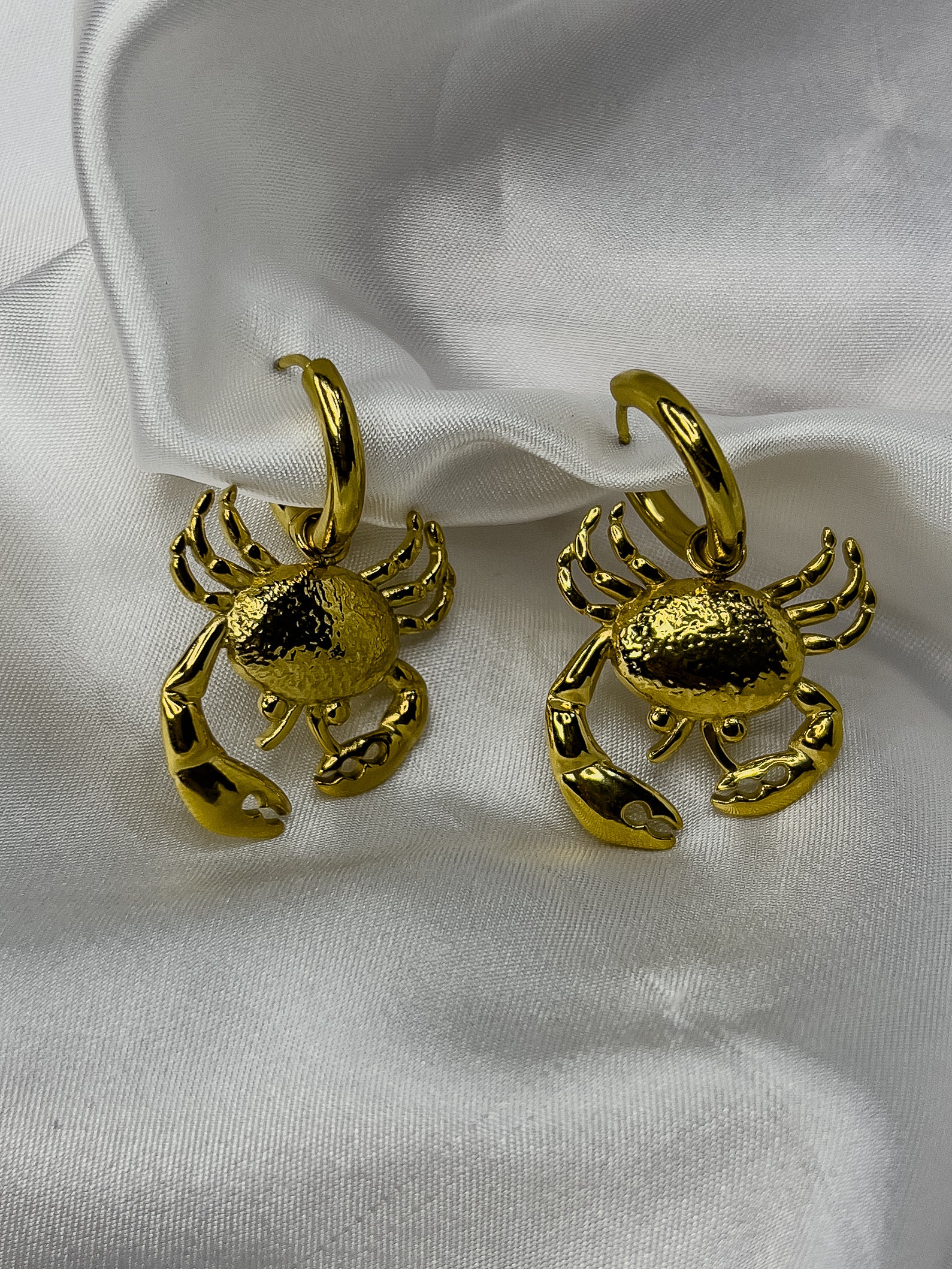 aretes de cangrejos dorados