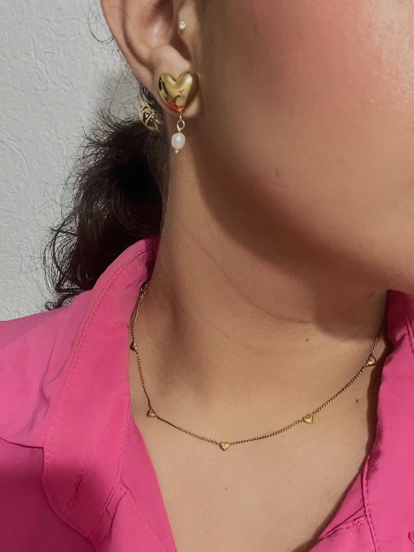 Aretes de corazón con perlas