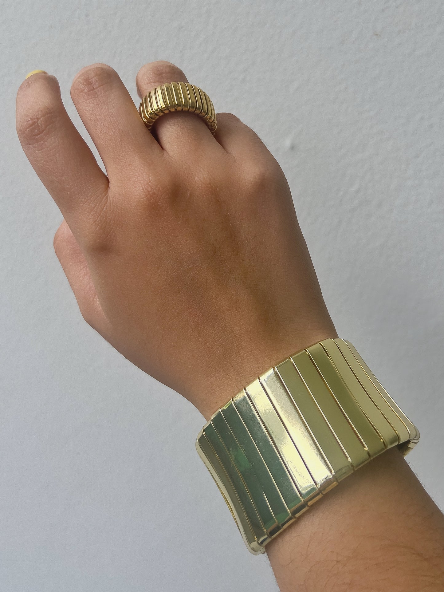 Brazalete en tendencia en tono dorado