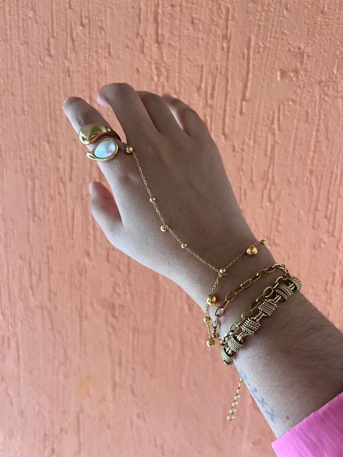Pulsera con anillo de bolitas grandes