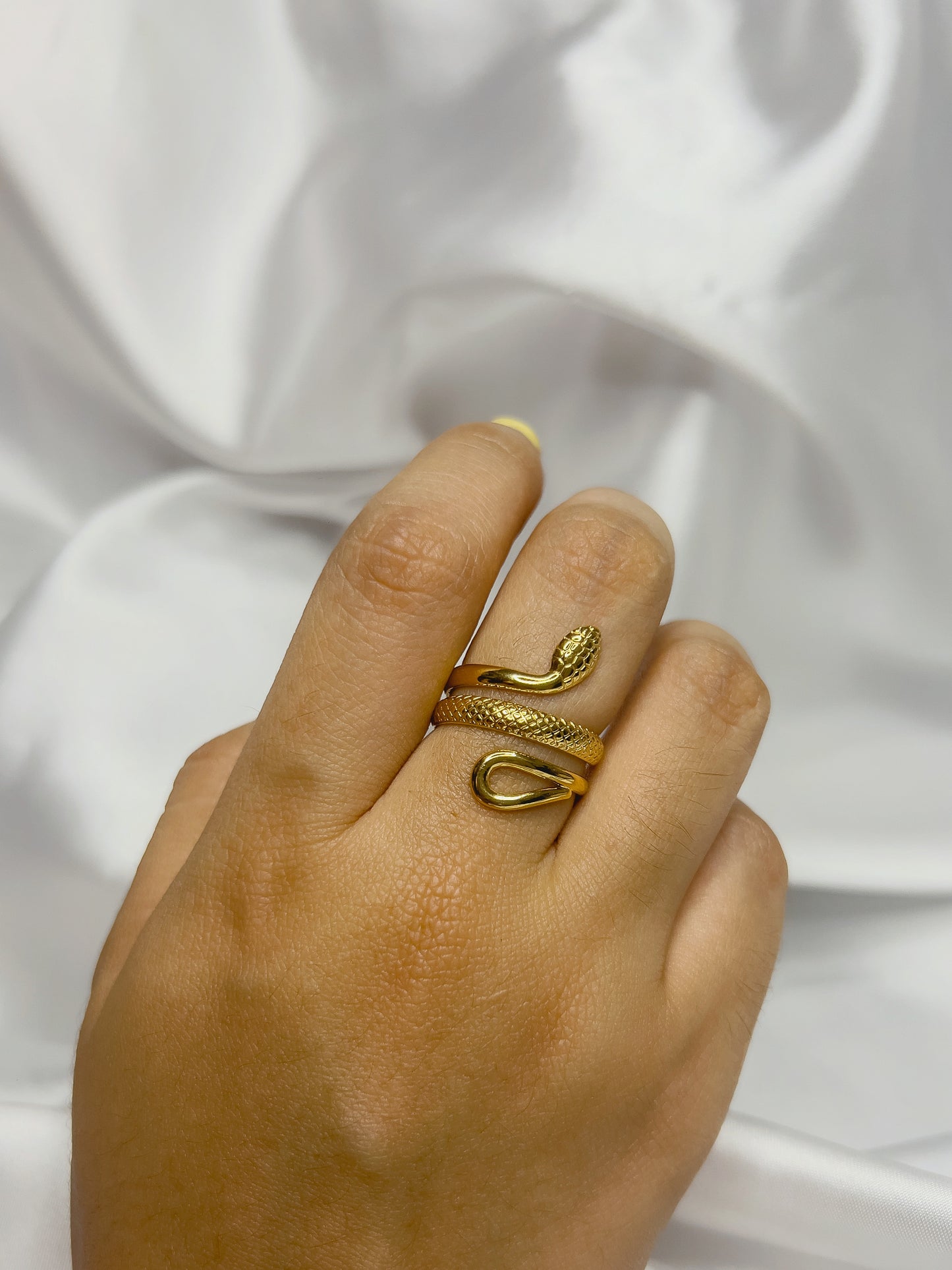 Anillo de serpiente dorado