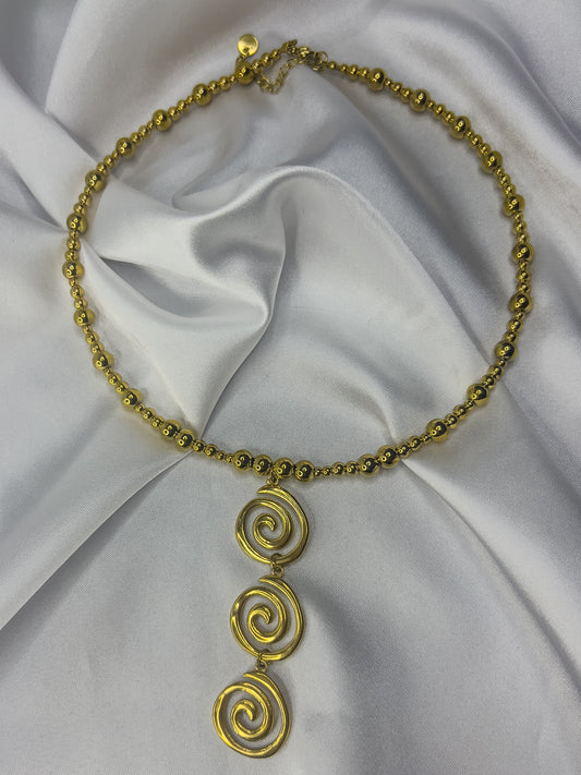 Collar espiral triple en tendencia en tono dorado 