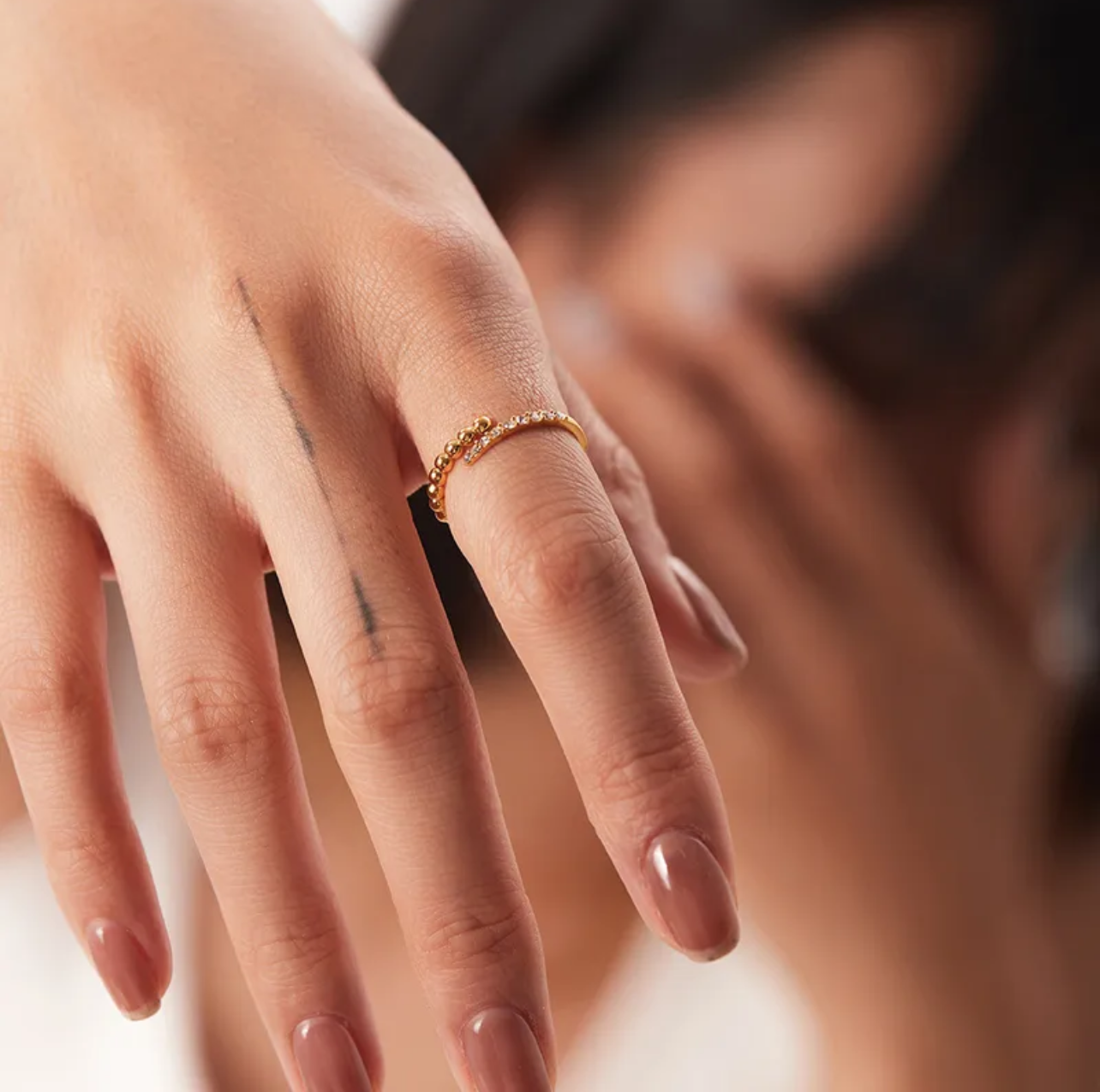 Anillo con zirconias