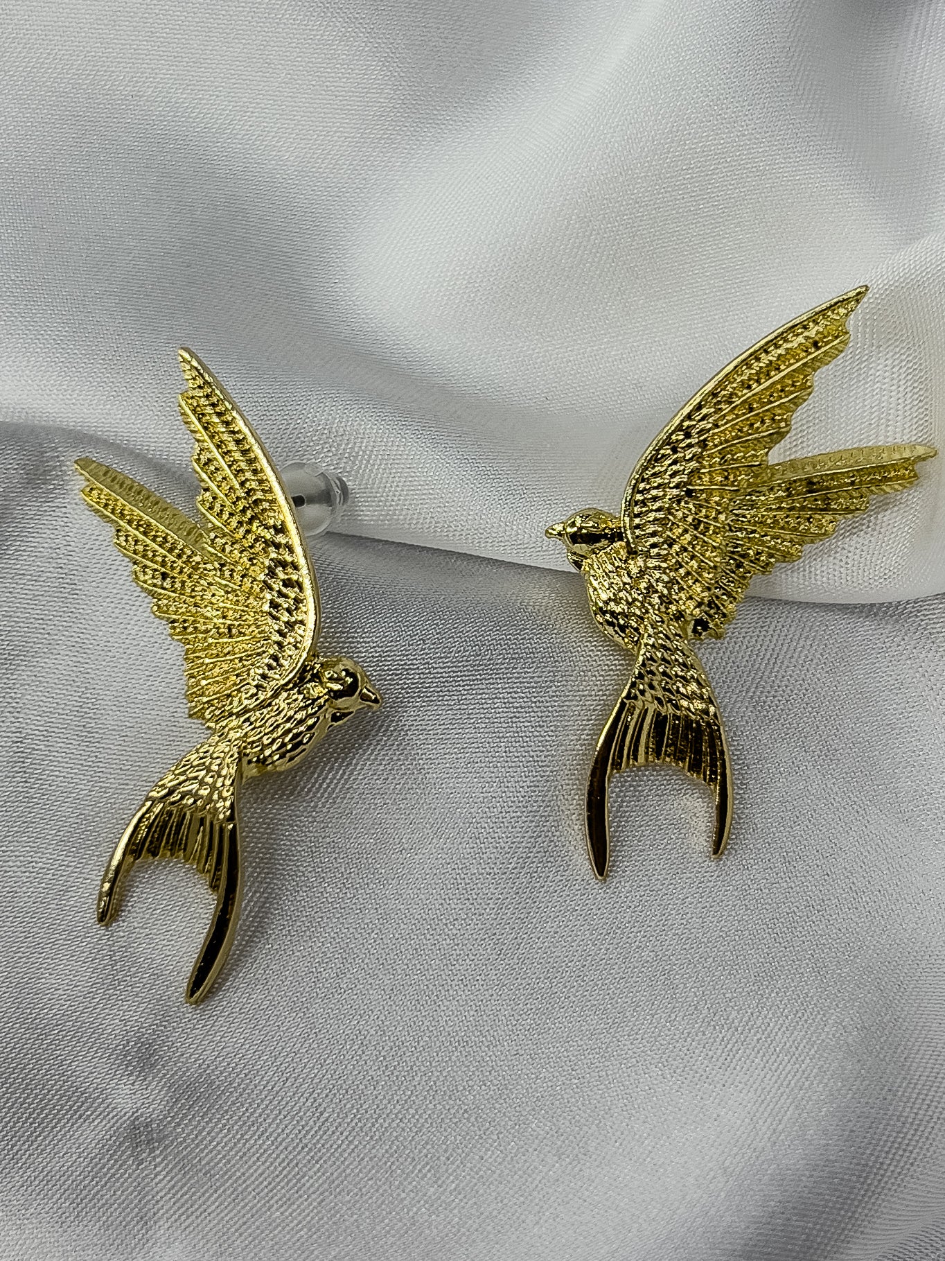 aretes en forma de aves en color dorado