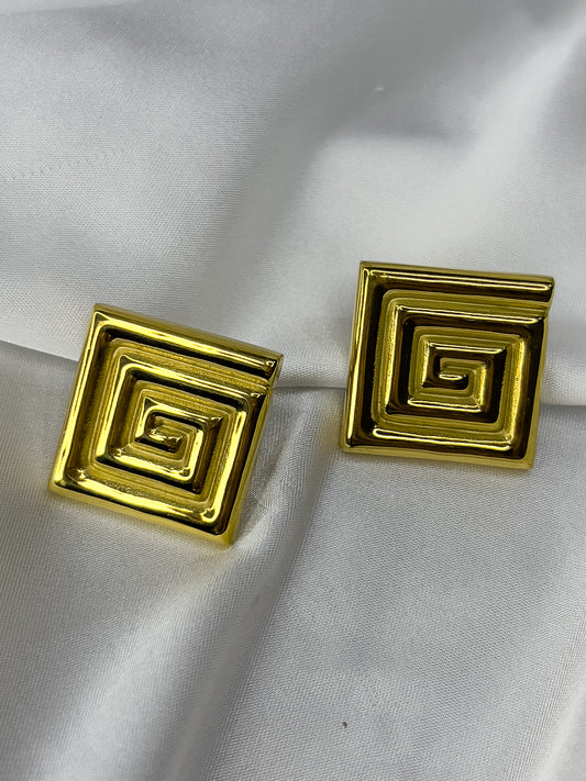 aretes cuadrados dorados