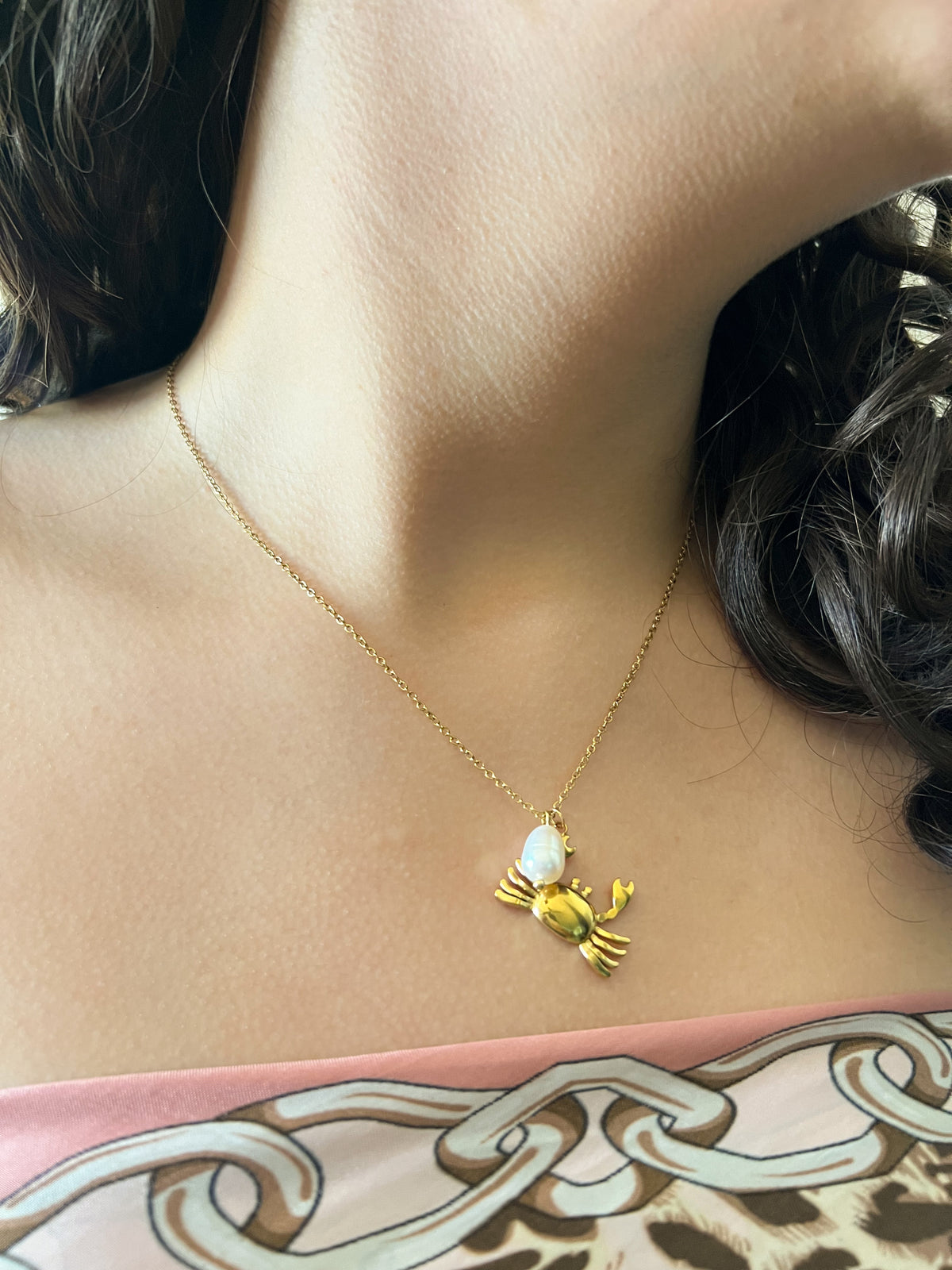 Collar de cangrejo con perla