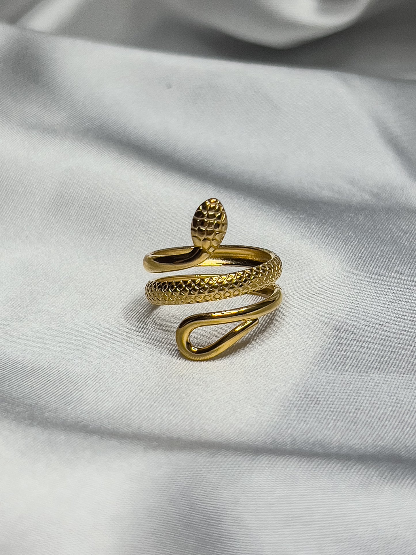 Anillo de serpiente dorado 