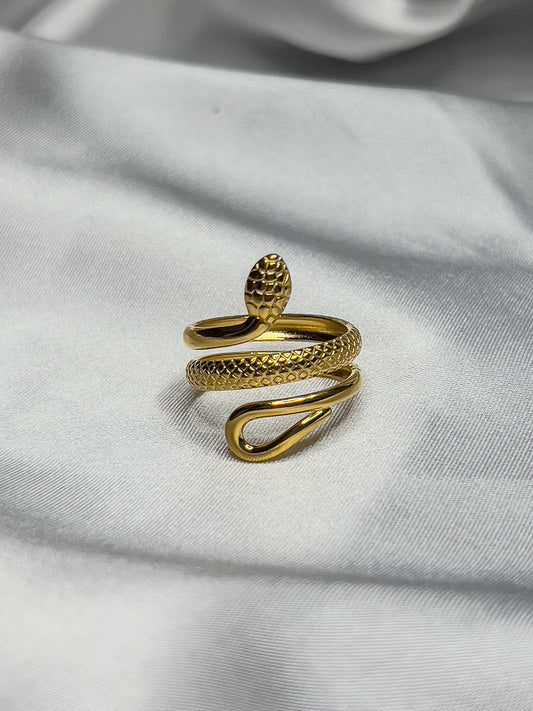 Anillo de serpiente dorado 