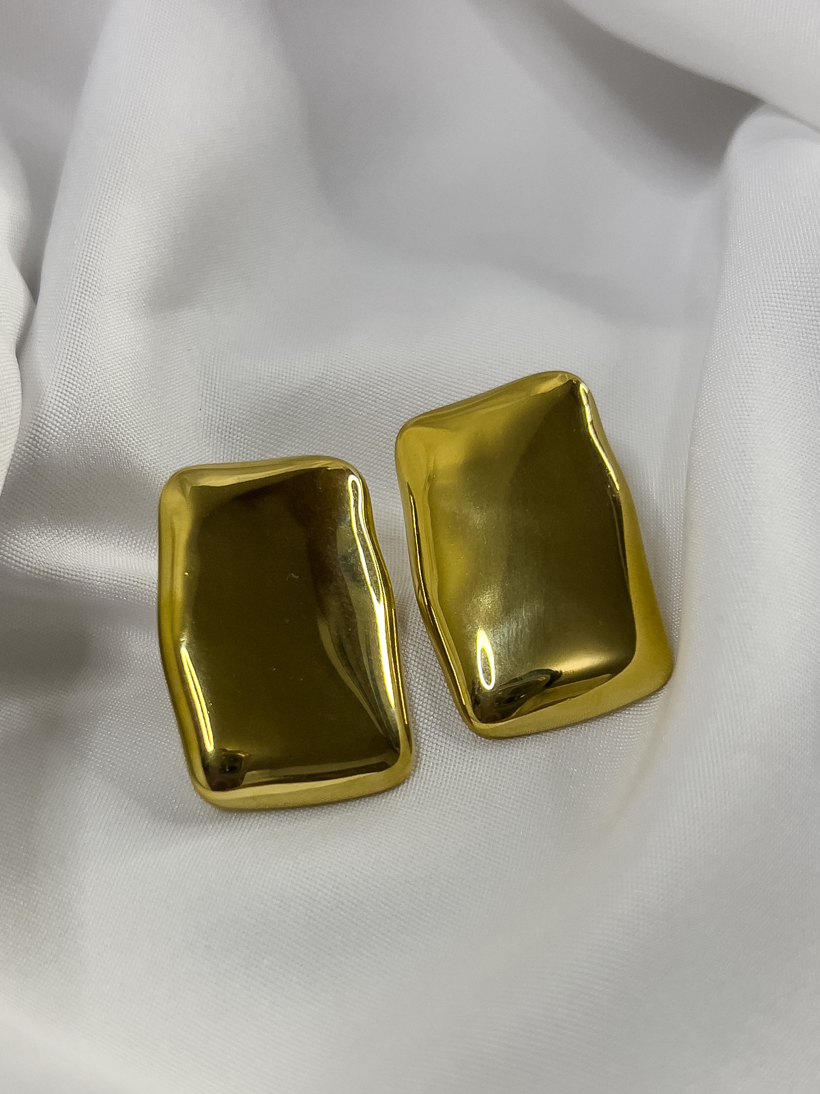 aretes rectangulares dorados