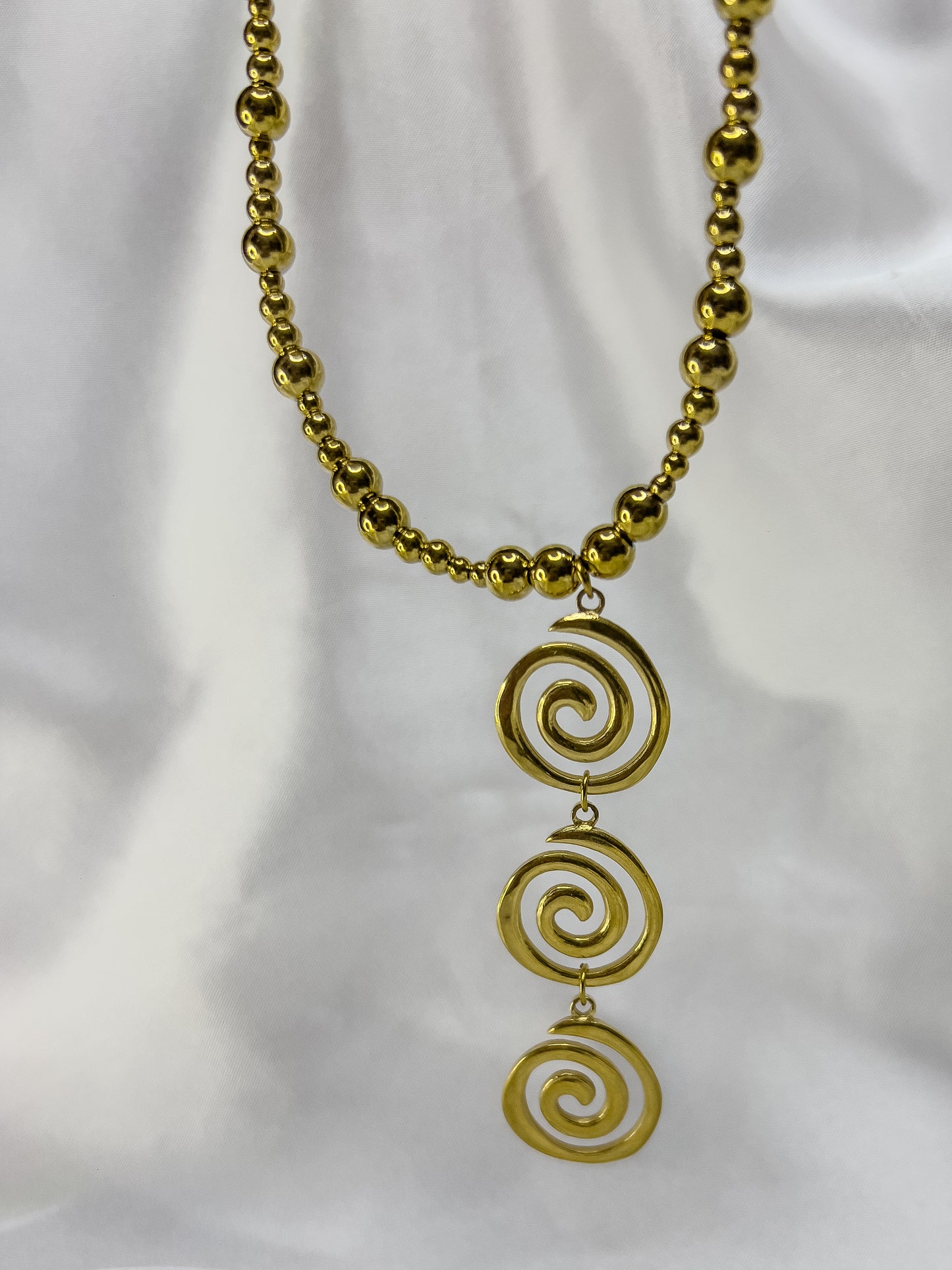 Collar de espiral triple dorado 