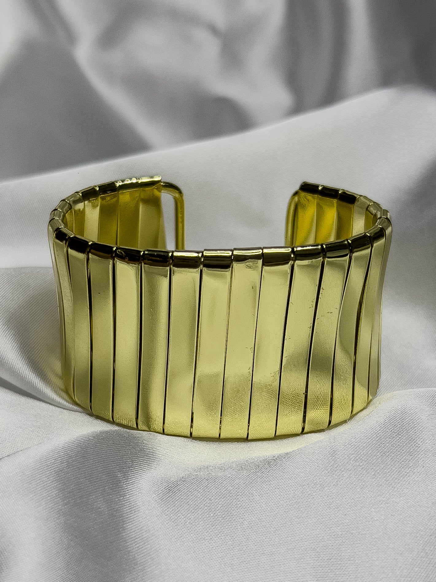 Brazalete dorado elegante