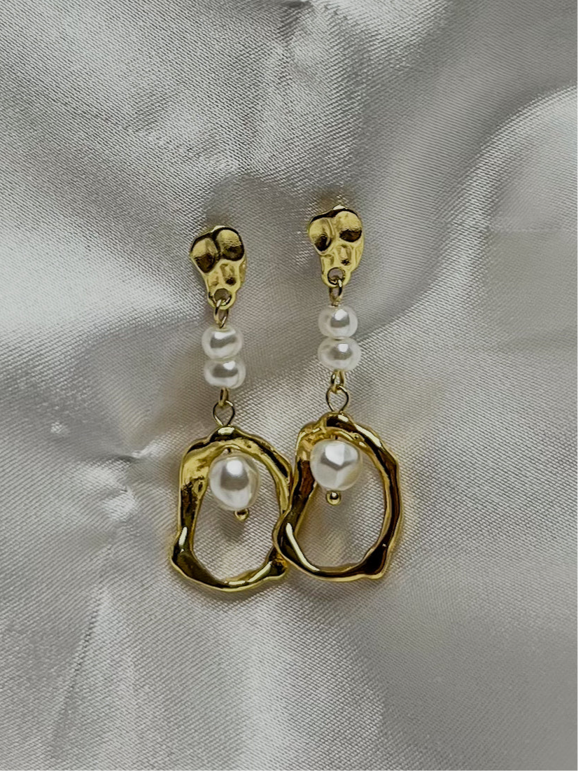 Aretes largos de perlas