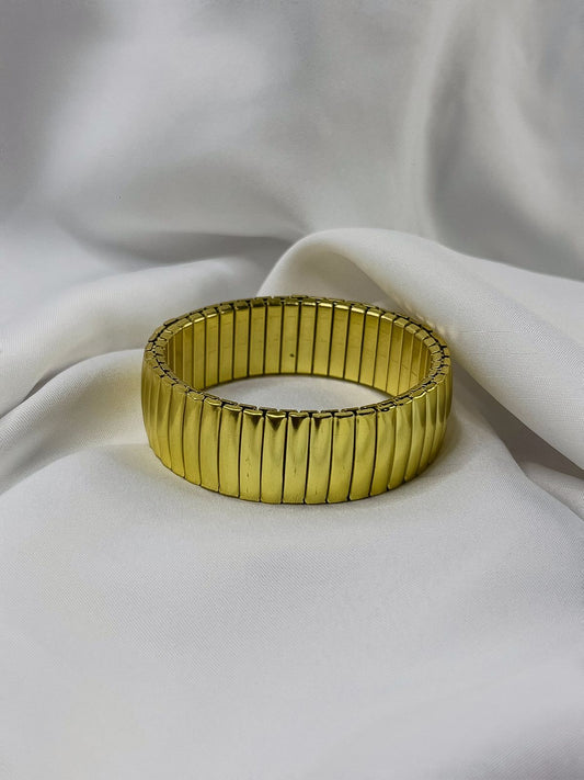 Brazalete ajustable en tono dorado